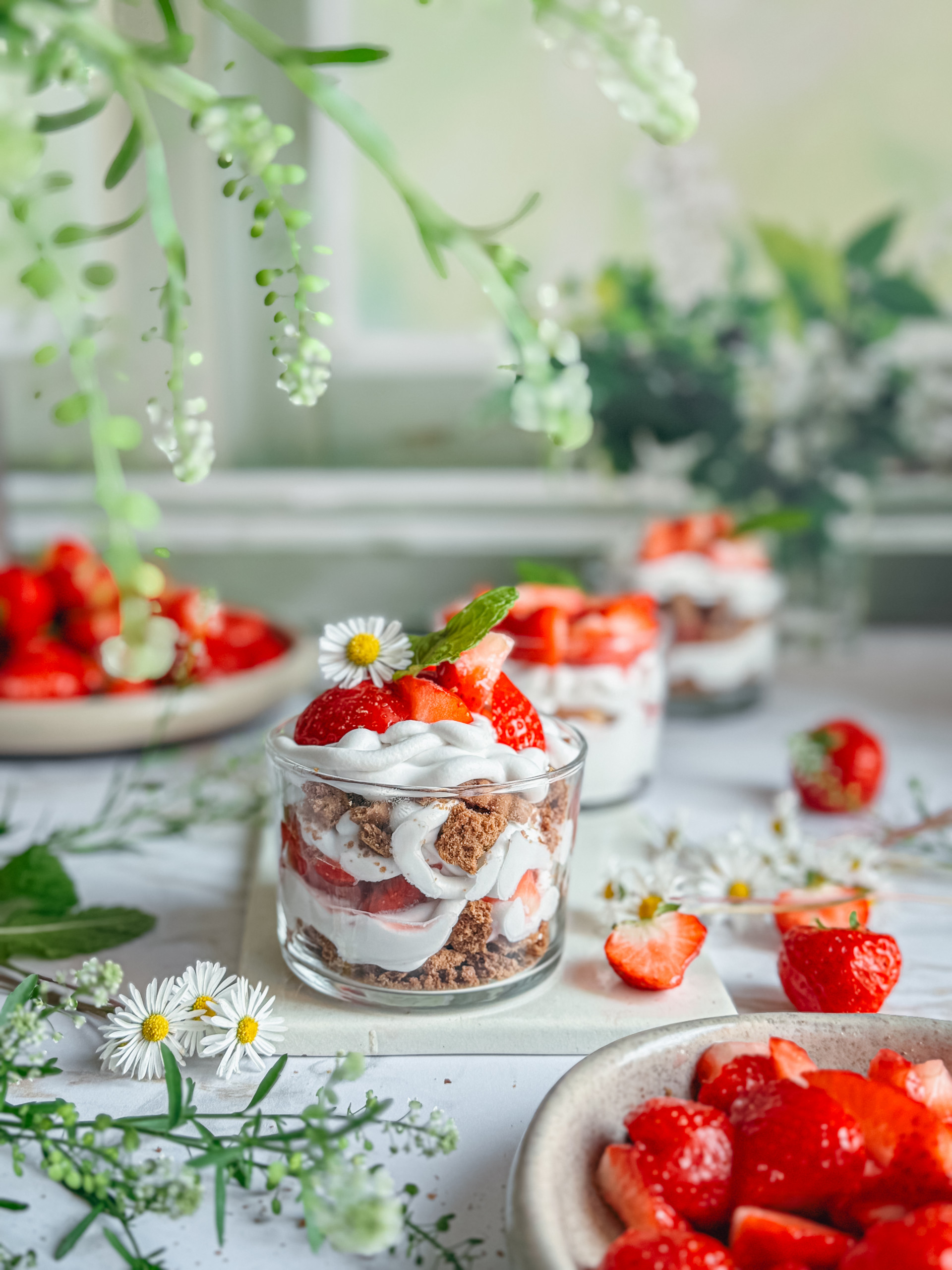 Ceci est une photo de tiramisu aux fraises sans gluten
